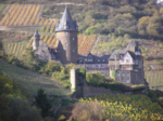 Halbrundturm und im Hintergrund Burg Stahleck aus Blickrichtung Campingplatz am Rhein : zum Vergrößern der Ansicht hier klicken