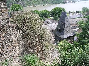 Hutturm von der Burg kommend aus gesehen mit Blick auf den Rhein : zum Vergrößern der Ansicht hier klicken