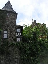 links Hutturm aus dem Rathaushof gesehen und am rechten Bildrand der Sonnenturm: zum Vergrößern der Ansicht hier klicken